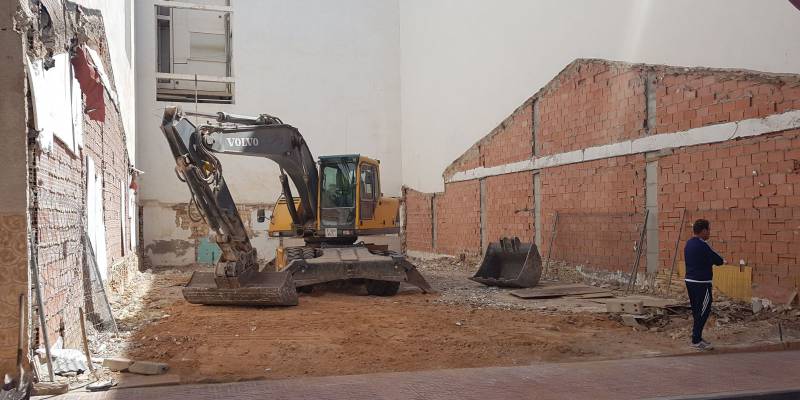 Eden Properties realiza el derribo para construir “Intercosta Beach”, el nuevo concepto de apartamentos en Torrevieja