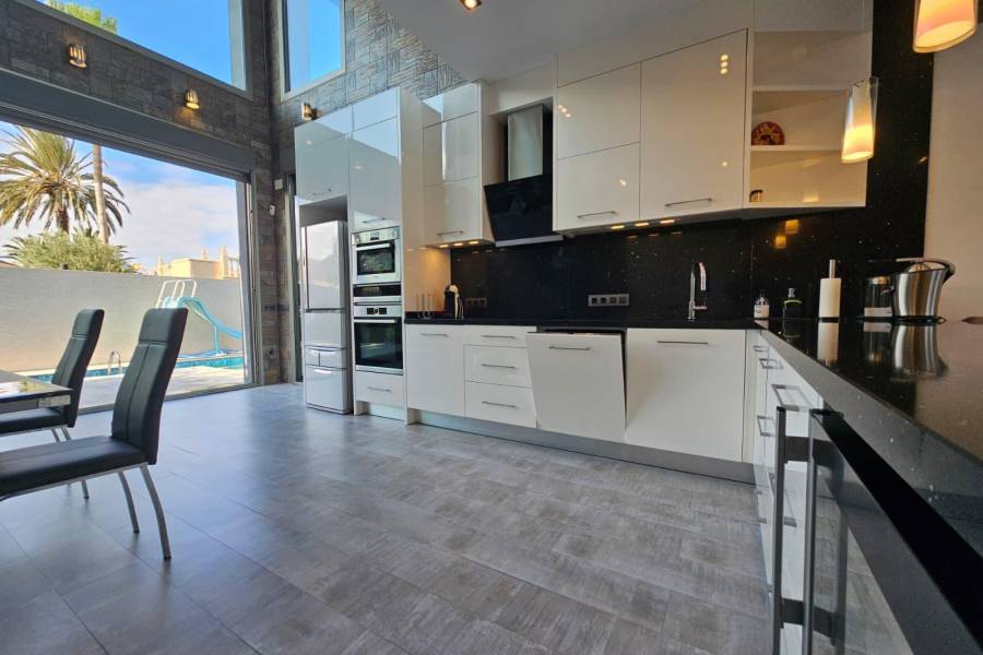 Venta - Villa de Lujo - Los Angeles - Torrevieja