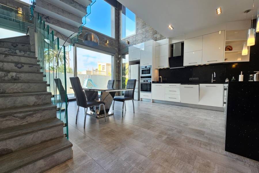 Venta - Villa de Lujo - Los Angeles - Torrevieja